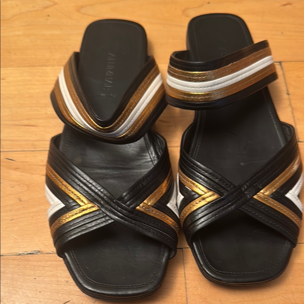 Alumnae Black And Gold Sandals With Open Toe Design And X-Shaped Straps